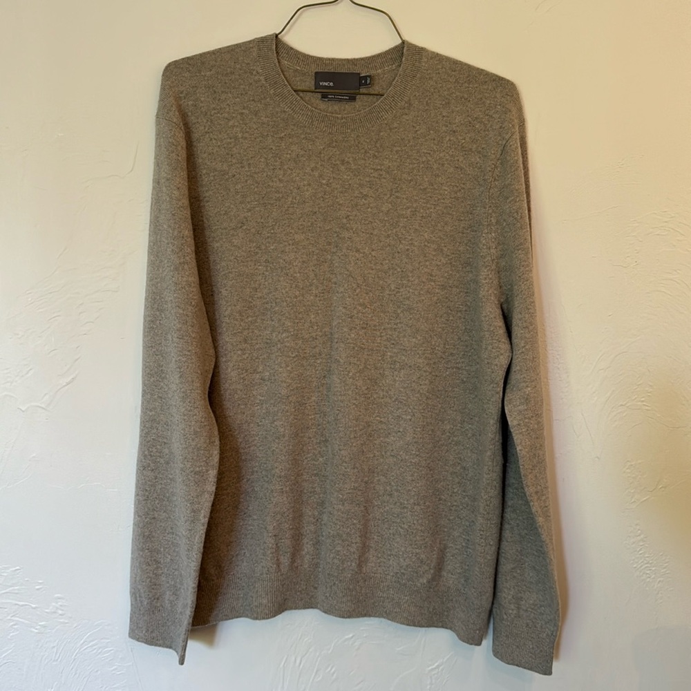 Vince regular fit 100% Cashmere crewneck Sweater in a warm gray / beige color